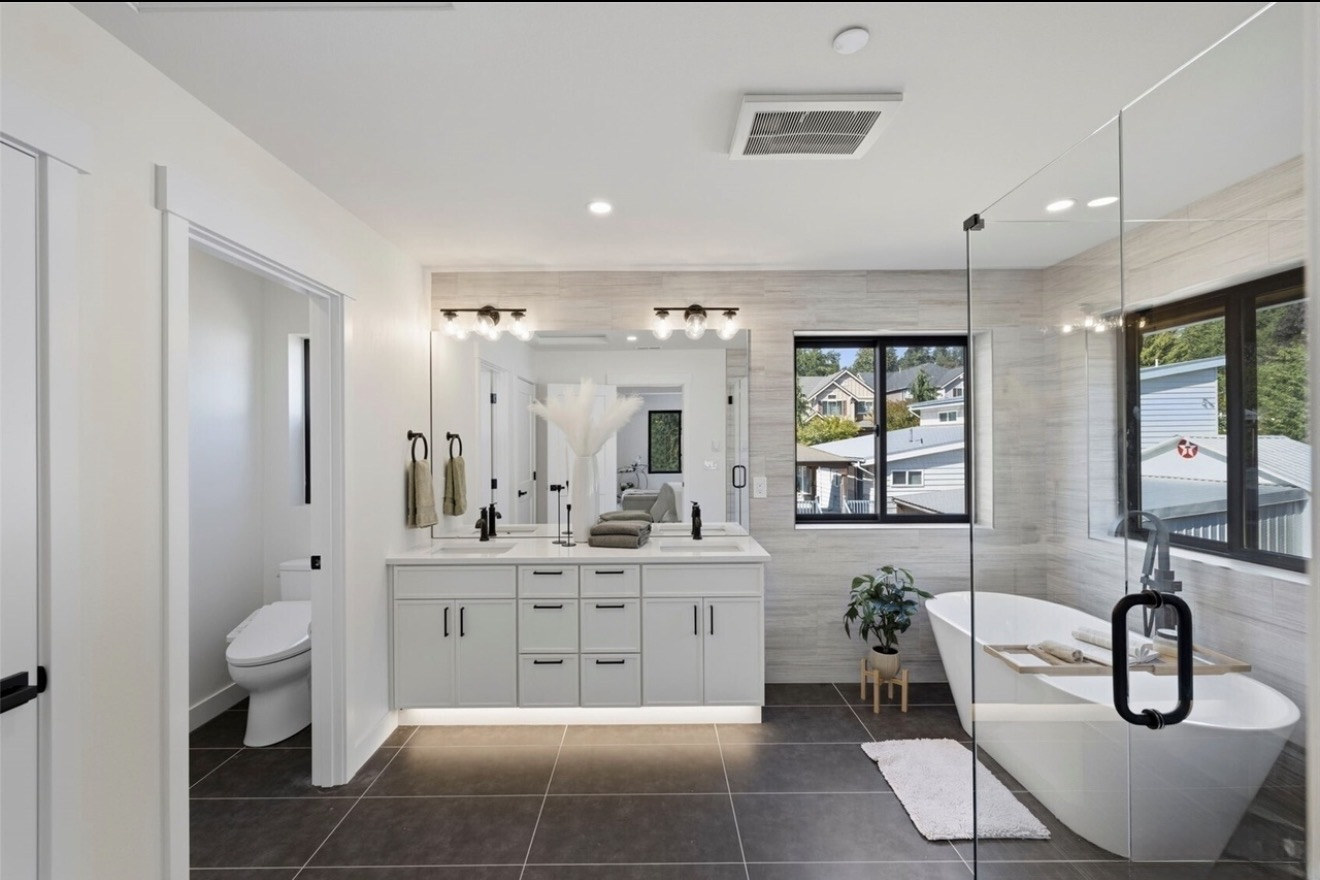Bathroom with large format dark floor tile and linear wall tile